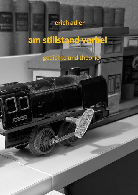 Text: "erich adler, am stillstand vorbei, gedichte und theorie." Schwarz-weiß-Foto einer Spielzeugeisenbahn vor Gebäuden.