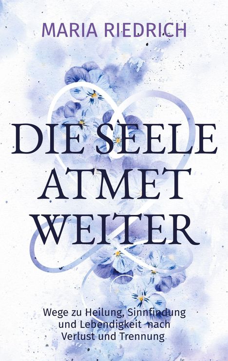 "Maria Riedrich" und "Die Seele atmet weiter" stehen auf einem Hintergrund mit zarten violetten Blumen.