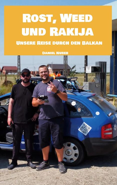 "Rost, Weed und Rakija: Unsere Reise durch den Balkan. Daniel Nuber." Zwei Männer stehen vor einem blauen Auto.