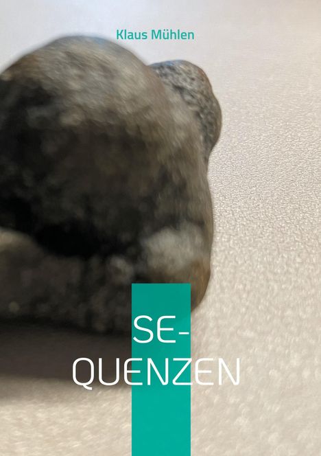Klaus Mühlen, SE-QUENZEN. Unscharfer schwarzer Stein im Vordergrund, graue Oberfläche.