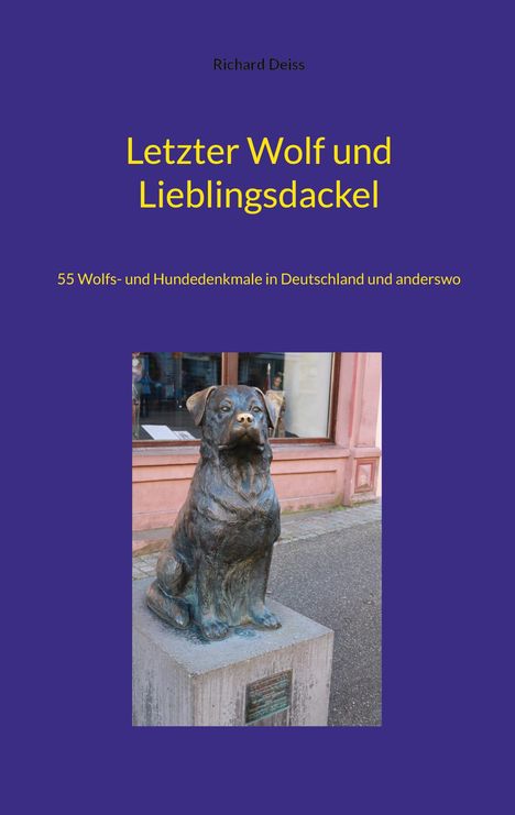 "Letzter Wolf und Lieblingsdackel" von Richard Deiss. Foto einer Hundestatue auf einem Sockel. Hintergrund: rosa Fassade.