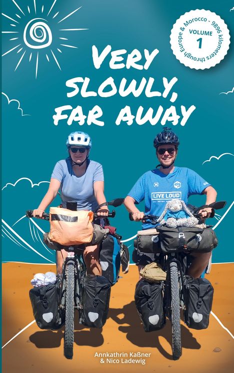 Zwei Radfahrer mit Gepäck auf einer stilisierten Straße. Oben steht: "Very Slowly, Far Away." Sonne und Wolken im Hintergrund.