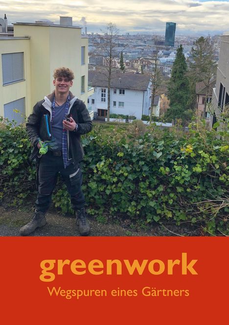 Logo mit Text „greenwork: Wegspuren eines Gärtners“. Junge Person in Gartenumgebung mit Stadt im Hintergrund.