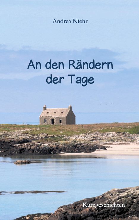 „An den Rändern der Tage“ von Andrea Niehr. Einsames Haus an felsiger Küste mit blauem Himmel und Meer. Kurzgeschichten.