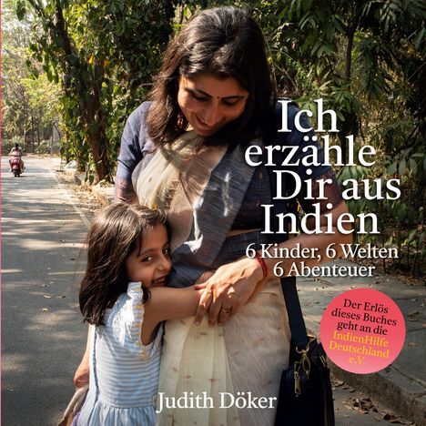 Titel: "Ich erzähle Dir aus Indien". Eine Frau und ein Mädchen lächeln, umarmt auf einem sonnigen Weg.