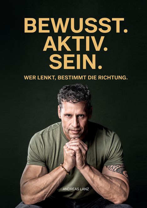 "BEWUSST. AKTIV. SEIN. WER LENKT, BESTIMMT DIE RICHTUNG." Ein Mann mit tätowiertem Arm, nachdenklich, vor dunklem Hintergrund.