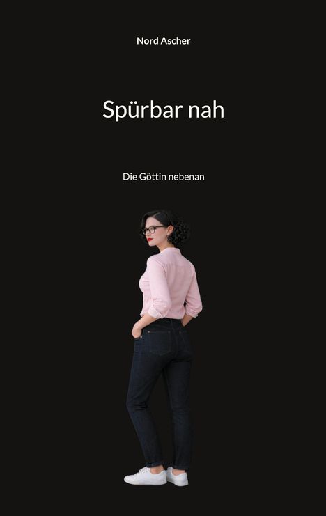 Text: "Nord Ascher", "Spürbar nah", "Die Göttin nebenan". Eine elegante Person in rosa Hemd und Jeans, schwarze Haare.