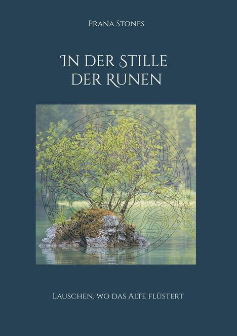 „In der Stille der Runen“, Bild von Baum auf Felsen im Wasser, umrahmt von keltischem Muster.