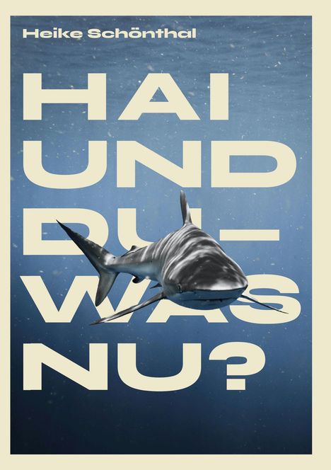 Text: "HAI UND DU - WAS NU?" Ein Hai schwimmt im blauen Wasser. Titel und Name oben links.