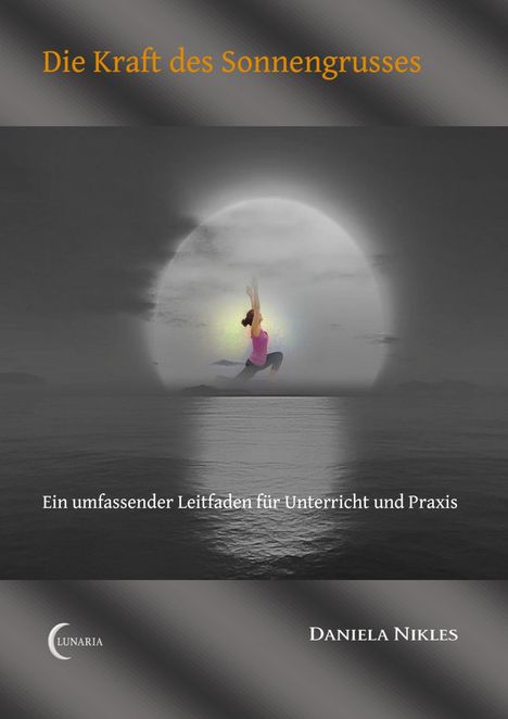 „Die Kraft des Sonnengrußes“ steht oben. Eine Person macht Yoga vor einem großen, strahlenden Vollmond.