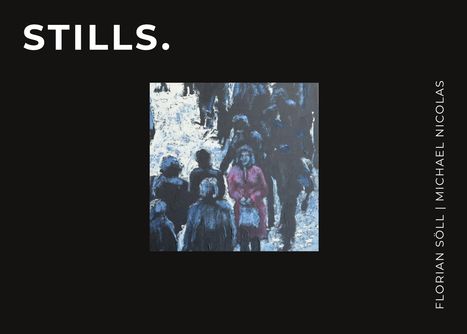 Oben steht "STILLS.", rechts "FLORIAN SÖLL | MICHAEL NICOLAS". Ein Gemälde zeigt eine Menschenmenge, Person in Pink hervorgehoben.