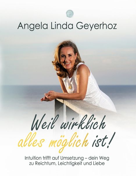 Angela Linda Geyerhoz. Weil wirklich alles möglich ist! Frau in weißem Kleid lehnt sich lächelnd an ein Geländer.