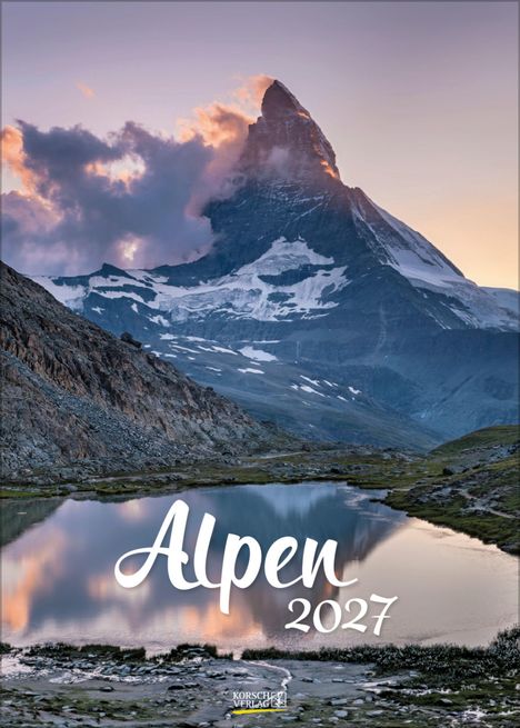 "Alpen 2027" steht in großer Schrift. Ein markanter Berg mit Schneegipfel im Hintergrund spiegelt sich im See.