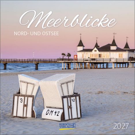 „Meerblicke Nord- und Ostsee 2027“; zwei Strandkörbe am Sandstrand, Seebrücke, Pavillon im Hintergrund, rosa Himmel.