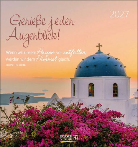 Text: "Genieße jeden Augenblick! Wenn wir unsere Herzen voll entfalten, werden wir dem Himmel gleich." Im Hintergrund eine Kirche mit blauer Kuppel und rosa Bougainvillea vor Sonnenuntergang. Jahr: 2027.
