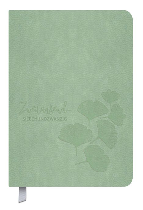 "Zwanzigsieb - SIEBENUNDZWANZIG." Grüne Oberfläche mit geprägten Ginkgo-Blättern und einem weißen Stoffband.