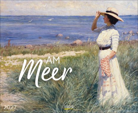 Text: „AM Meer 2027“. Illustration einer Frau in Weiß am Strand mit Blick auf das Meer. Sie hält einen Hut fest.