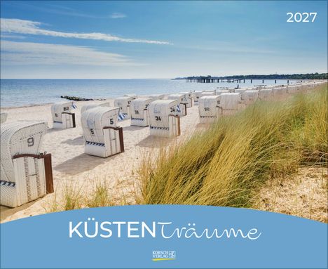 2027, KÜSTENträume. Strandkörbe am sandigen Strand, ruhige See, blauer Himmel, Dünengras im Vordergrund.
