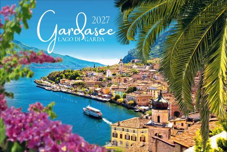 Text: "2027 Gardasee Lago di Garda." Eine blühende, farbenfrohe Stadt am See mit Booten, Palmen und einem Kirchturm.