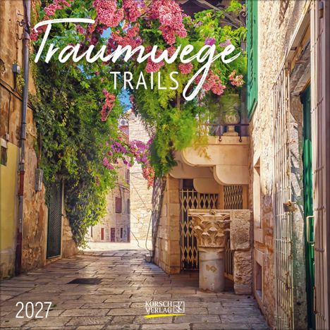 "Traumwege Trails" steht oben. Eine malerische Altstadtgasse mit Blumen, Pflanzen und historischen Steinen. Jahr: 2027.