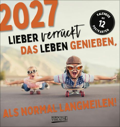 2027: Lieber verrückt das Leben genießen, als normal langweilen! Zwei Kinder auf Skateboards, lachend und verkleidet.