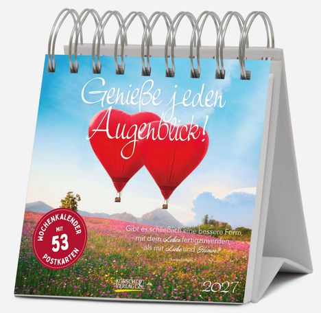 „Genieße jeden Augenblick!“ steht über zwei roten Herz-Heißluftballons in einem blühenden Feld, darunter ein Kalender.