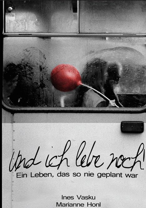 Text: "Und ich lebe noch! Ein Leben, das so nie geplant war. Ines Vasku, Marianne Honl." Ein roter Ballon, Menschen hinter Glas.