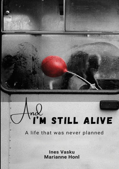 „And I’m still alive. A life that was never planned.“ Ein roter Ballon neben einer verschwommenen Person in einem Bus.