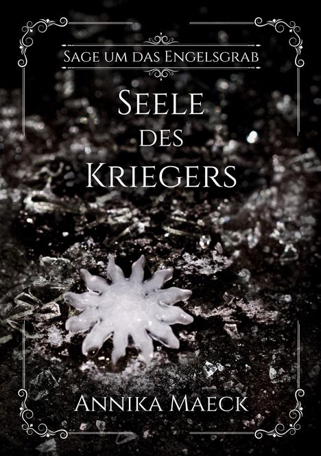 "Sage um das Engelsgrab. Seele des Kriegers. Annika Maeck." Eine zarte Eiskristallform auf dunklem Hintergrund.