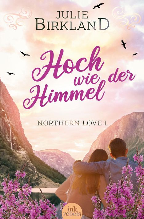 "Julie Birkland, Hoch wie der Himmel, Northern Love 1." Illustration: Paar umarmt sich mit Blick auf Berglandschaft, rosa Blumen, Vogel-Silhouetten.