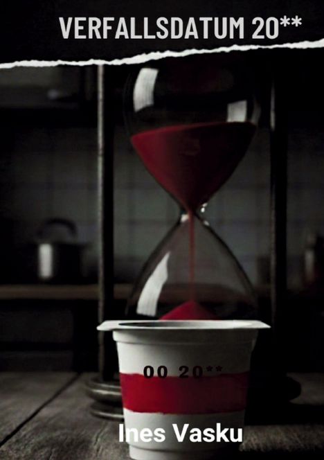 "VERFALLSDATUM 20**", "00 20**", "Ines Vasku". Eine Sanduhr über einem Becher, rote Flüssigkeit fließt.