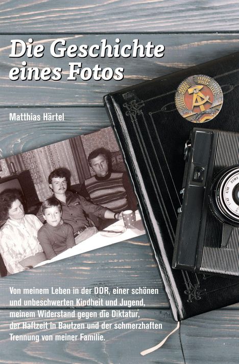 "Die Geschichte eines Fotos" und "Matthias Härtel" stehen oben. Ein Schwarzweißfoto von vier Menschen, eine Kamera und ein DDR-Symbol sind zu sehen.