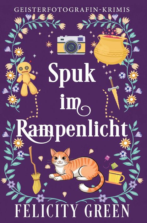 „Geisterfotografin-Krimis: Spuk im Rampenlicht“ von Felicity Green. Illustration mit Kamera, Voodoo-Puppe und Katze.