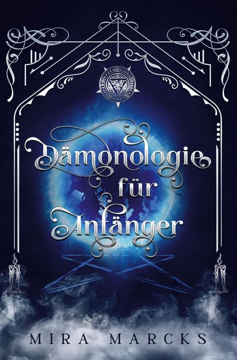 "Dämonologie für Anfänger. Mira Marcks. Mystische Zeichnungen, blaue Aura, dekorative Rahmen, Kerzen und Nebel."