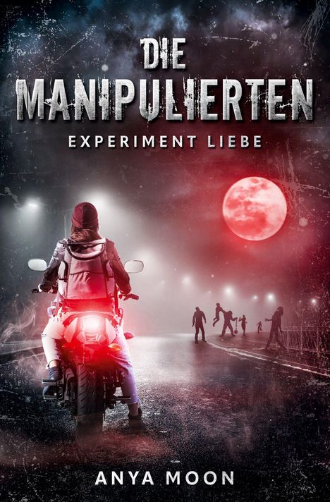 "Die Manipulierten: Experiment Liebe" von Anya Moon. Eine Person auf einem Motorrad, roter Mond, neblig, Figuren in der Ferne.