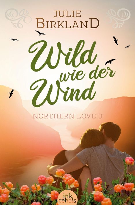 „Wild wie der Wind“, „Northern Love 3“, Julie Birkland. Paar umarmt sich vor Sonnenuntergang in einer Landschaft.