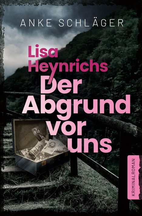 "Lisa Heynrichs Der Abgrund vor uns" in rosa Buchstabensetzung. Ein offener Koffer mit alten Fotos auf einer Treppe.