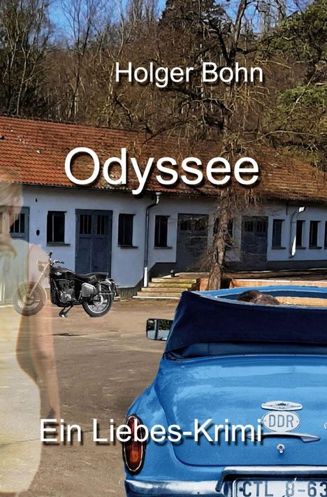 "Holger Bohn. Odyssee. Ein Liebes-Krimi." Ein blaues Auto vor einem Gebäude, im Hintergrund Wälder und ein Motorrad.