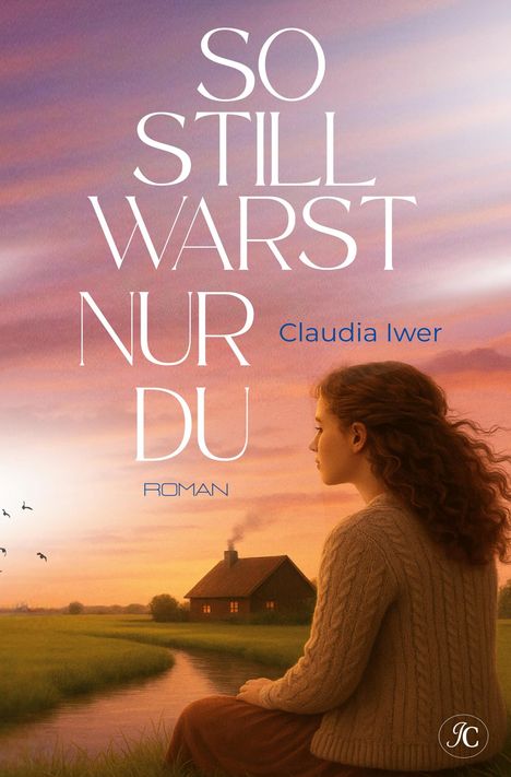 "So still warst nur du" von Claudia Iwer, Roman. Illustration einer Frau in der Natur, Sonnenuntergang, Haus am Fluss.