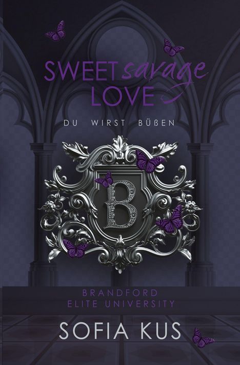 "SWEET savage LOVE. DU WIRST BÜßEN. BRANDFORD ELITE UNIVERSITY. SOFIA KUS." Wappen mit violetten Schmetterlingen.