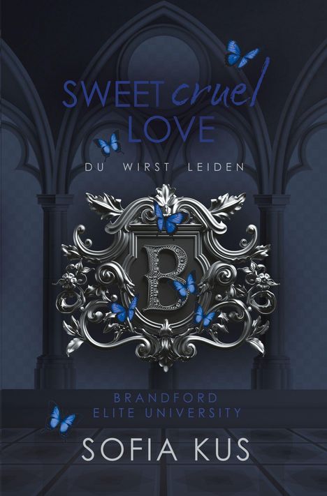 "SWEET cruel LOVE. DU WIRST LEIDEN. BRANDORD ELITE UNIVERSITY. SOFIA KUS." Verzierter Buchstabe B mit blauen Schmetterlingen.