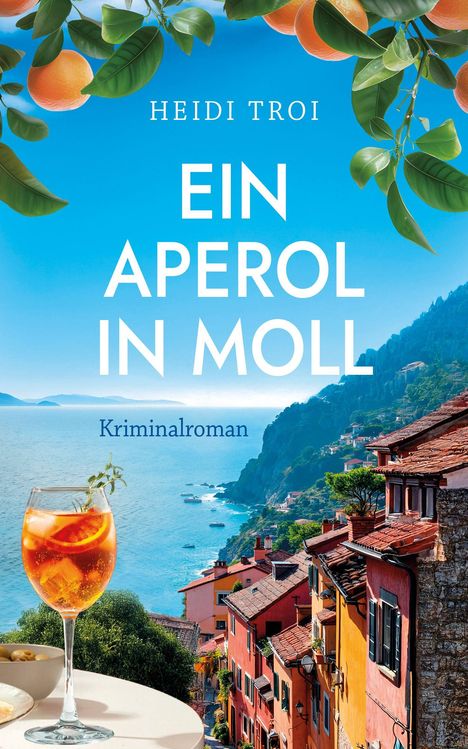 Ein Glas Aperol mit Eis und Zitrus, Küstenlandschaft mit bunten Häusern und Orangenästen über einem blauen Meer.