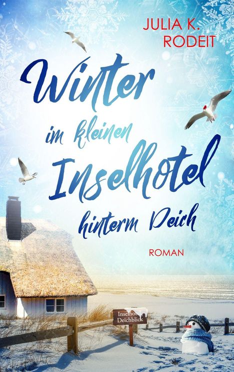 Titel: "Winter im kleinen Inselhotel hinterm Deich". Autorin: Julia K. Rodeit. Ein schneebedecktes Reetdachhaus am Strand.