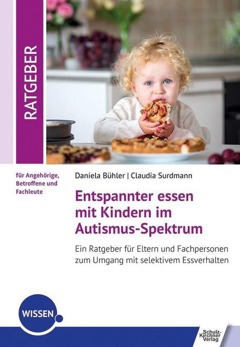 „Entspannter essen mit Kindern im Autismus-Spektrum“. Ein Kleinkind isst fröhlich Kuchen an einem Tisch mit weiteren Speisen.