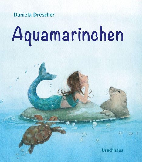 "Aquamarinchen" in großen Buchstaben. Eine Meerjungfrau sitzt auf einem Felsen mit Robbe und Schildkröte im Wasser.