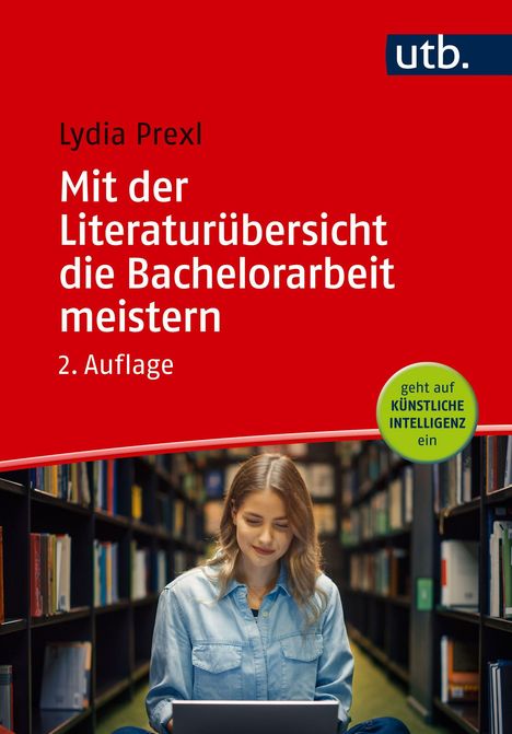 „Mit der Literaturübersicht die Bachelorarbeit meistern“; Frau in Bibliothek liest auf einem Laptop.