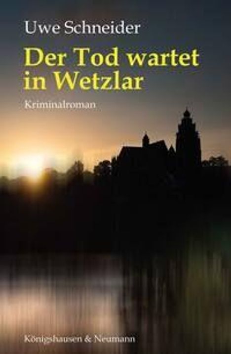 "Uwe Schneider, Der Tod wartet in Wetzlar, Kriminalroman. Silhouette einer Stadt bei Sonnenuntergang im Hintergrund."