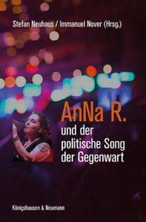 „AnNa R. und der politische Song der Gegenwart“ steht auf einem Cover mit einer Sängerin vor bunten Lichtern.