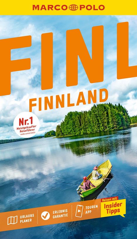 "FINNLAND" steht groß über einem ruhigen See mit Boot, umgeben von Wäldern und blauem Himmel.