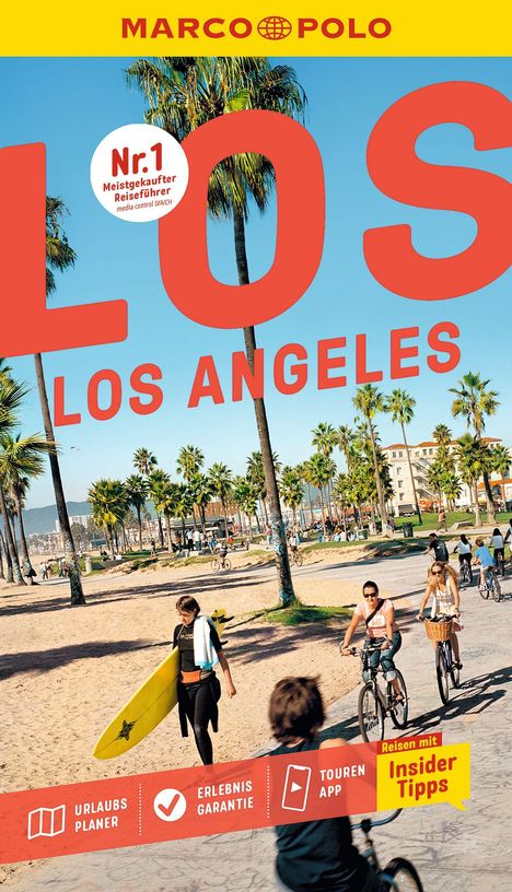 Große rote Buchstaben "LOS ANGELES", oben "MARCO POLO". Menschen radeln und gehen an Palmen vorbei auf einem sonnigen Strandweg.